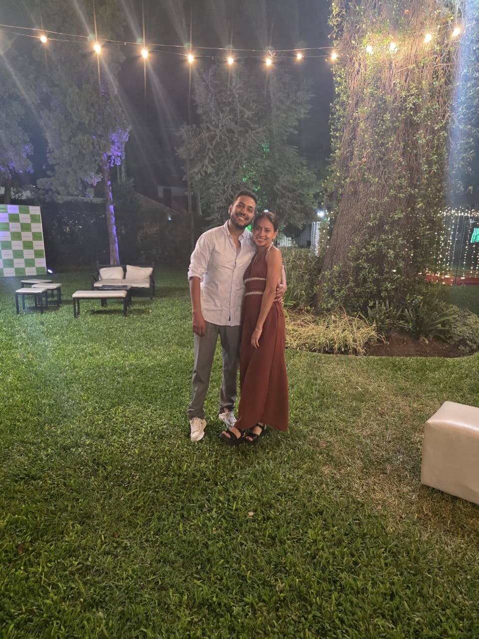 Florencia y Ruben en un jardín